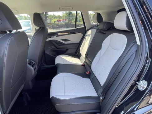 New 2026 Volkswagen Tiguan SE FWD image 12
