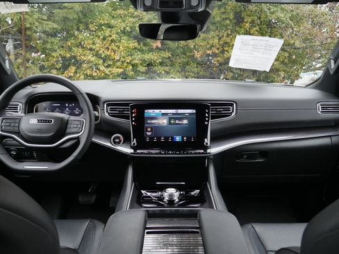 Used 2024 Jeep Wagoneer 4WD image 9