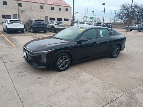 Used 2025 Kia K4 LXS image 1
