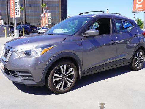 Used 2018 Nissan Kicks SV FWD image 3