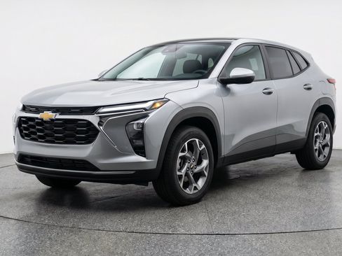 Used 2025 Chevrolet Trax LT FWD image 3