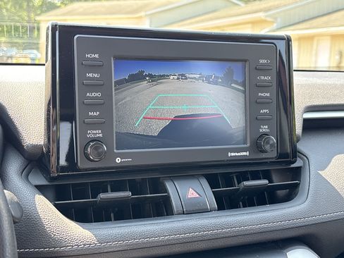 Used 2021 Toyota RAV4 LE AWD/4WD image 19