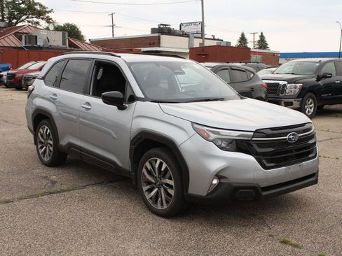 Used 2025 Subaru Forester Touring AWD/4WD image 3