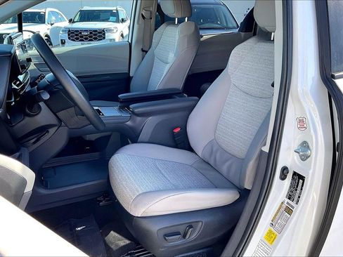 Used 2024 Toyota Sienna LE image 32