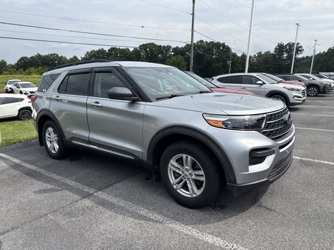 Used 2020 Ford Explorer XLT w/ Comfort Package AWD/4WD image 2