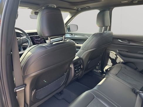 New 2025 Jeep Grand Cherokee Altitude image 18