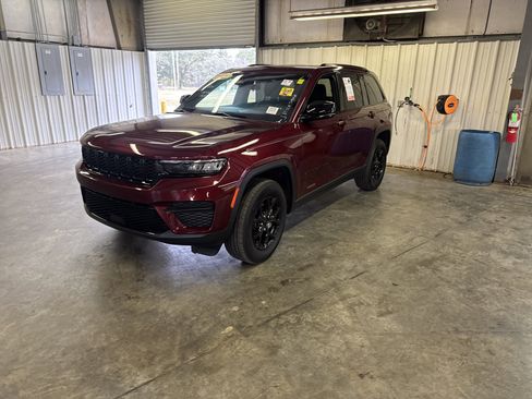 Used 2025 Jeep Grand Cherokee Altitude image 3