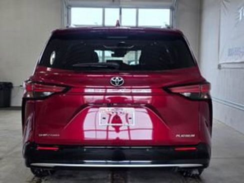 New 2026 Toyota Sienna Platinum image 4