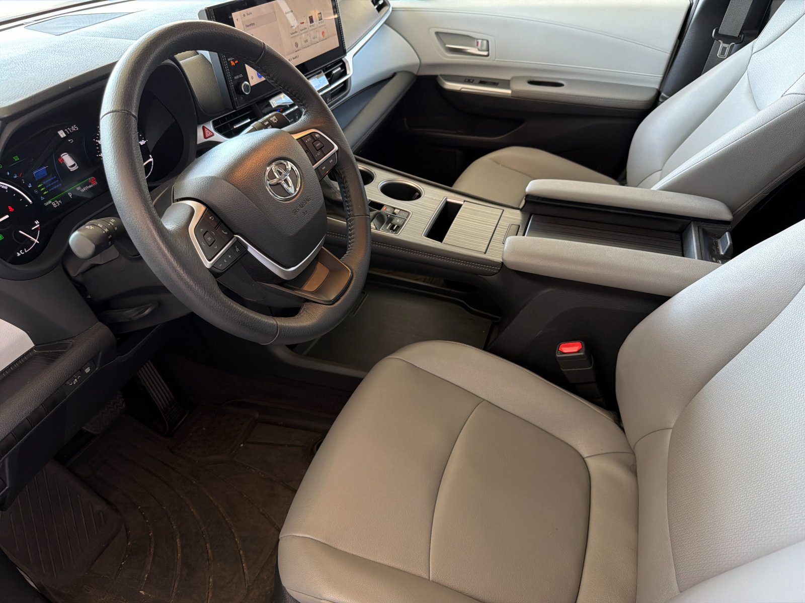 Used 2025 Toyota Sienna XLE w/ XLE Plus Package FWD image 9