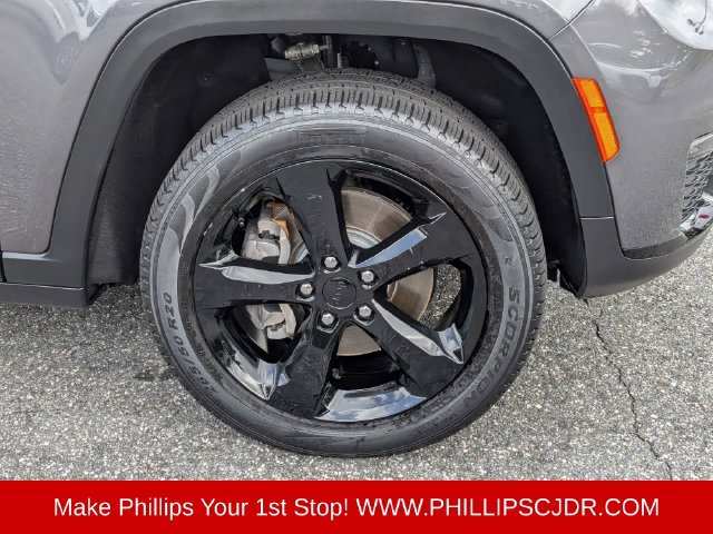 Used 2024 Jeep Grand Cherokee L Limited w/ Black Appearance Package AWD/4WD image 11