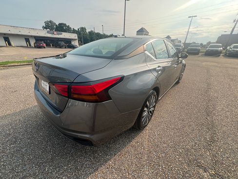 Used 2025 Nissan Altima 2.5 SV FWD image 9
