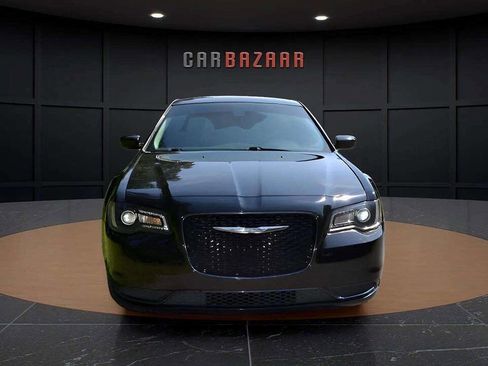 Used 2019 Chrysler 300 Touring w/ Sport Appearance Package image 4