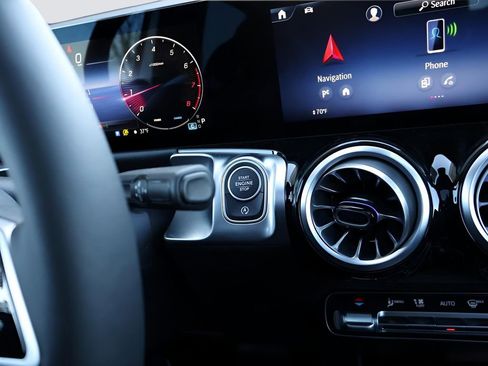 Certified 2025 Mercedes-Benz GLB 250 4MATIC image 29