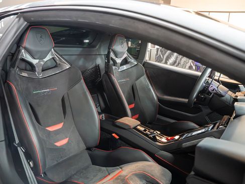 Used 2021 Lamborghini Huracan EVO RWD image 11
