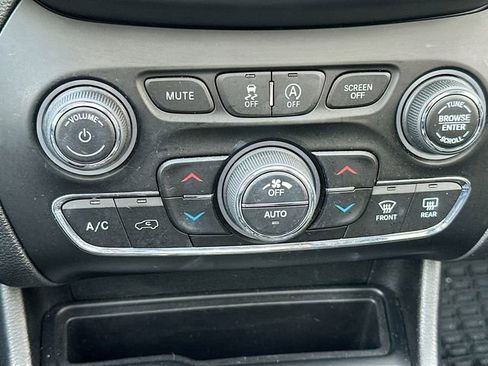 Used 2020 Jeep Cherokee Limited image 17