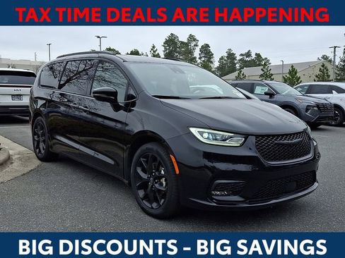 Used 2025 Chrysler Pacifica Limited image 1