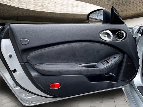 Used 2017 Nissan 370Z Touring image 17