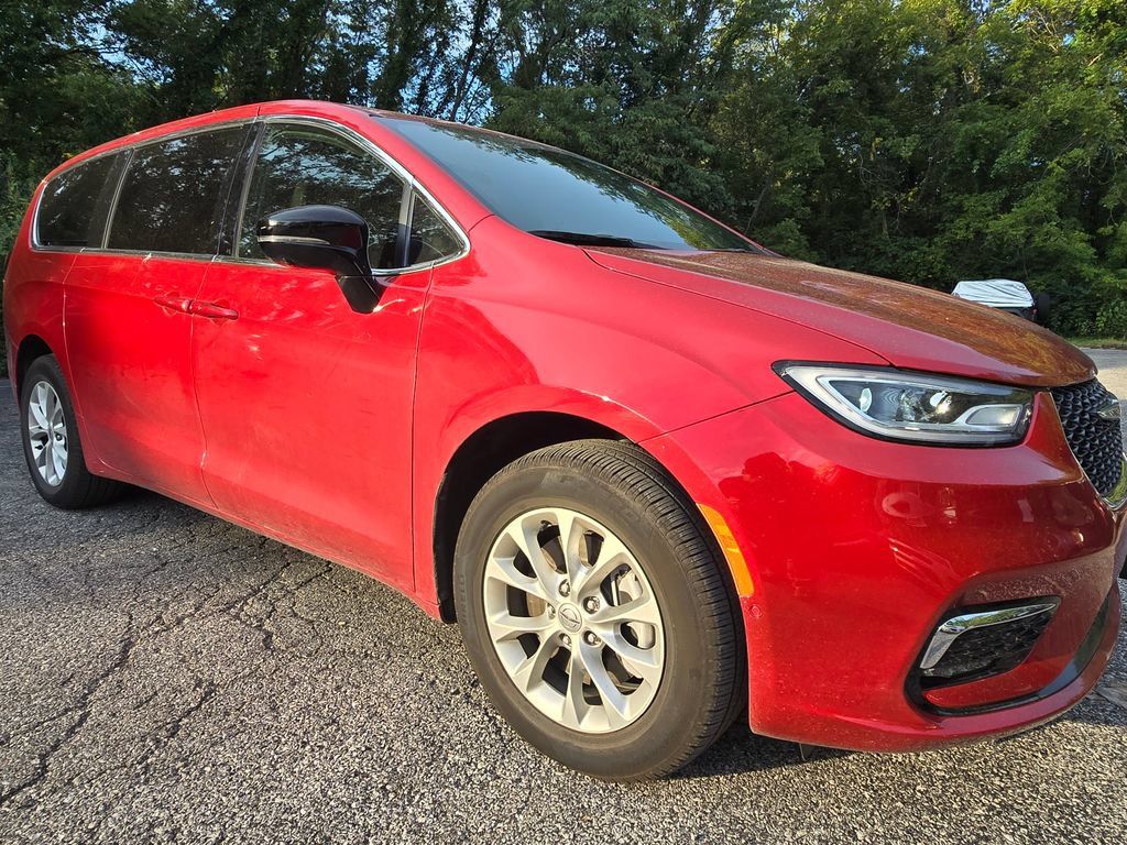 Used 2025 Chrysler Pacifica Select AWD/4WD image 12