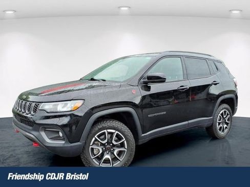Used 2025 Jeep Compass Trailhawk w/ Trailer Tow Group AWD/4WD image 1
