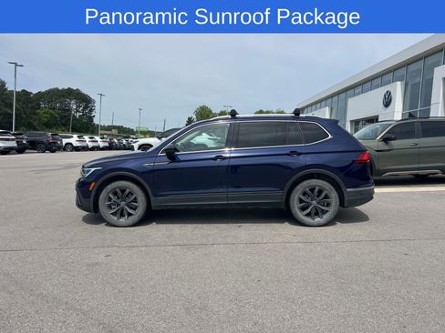 Used 2023 Volkswagen Tiguan SE w/ Panoramic Sunroof Package FWD image 3
