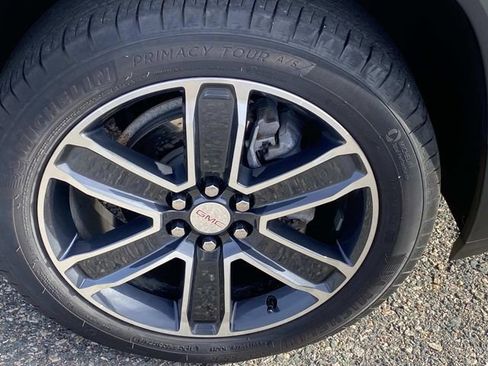 Used 2023 GMC Acadia SLT w/ Technology Package image 32