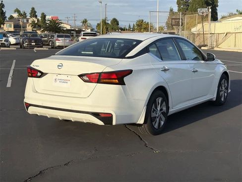 Used 2021 Nissan Altima 2.5 S w/ Driver Assist Package image 4