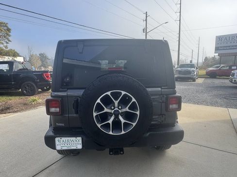 Used 2024 Jeep Wrangler Sport S image 7