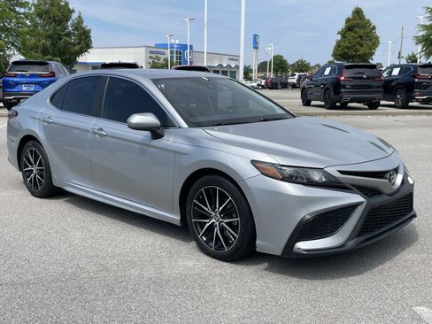 Used 2021 Toyota Camry SE FWD image 1