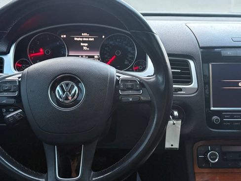 Used 2011 Volkswagen Touareg Sport AWD/4WD image 12