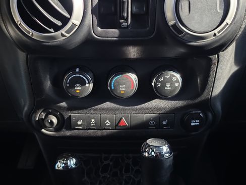 Used 2017 Jeep Wrangler Unlimited Rubicon w/ Cold Weather Group AWD/4WD image 24