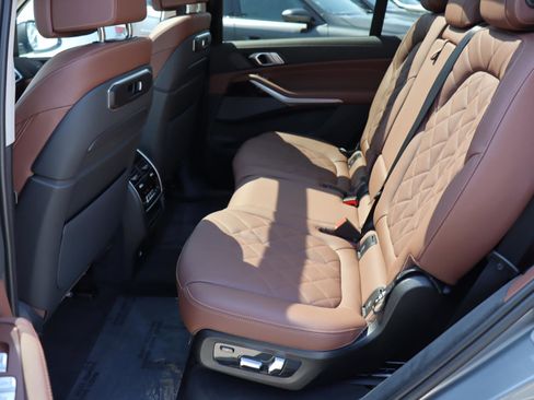 Used 2025 BMW X7 xDrive40i w/ Premium Package image 13
