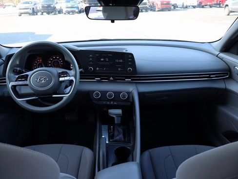 Used 2021 Hyundai Elantra SE image 16