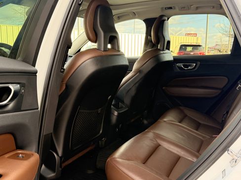 Used 2019 Volvo XC60 T5 Momentum w/ Multimedia Package image 15