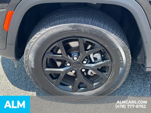 Used 2025 Jeep Grand Cherokee Altitude AWD/4WD image 15