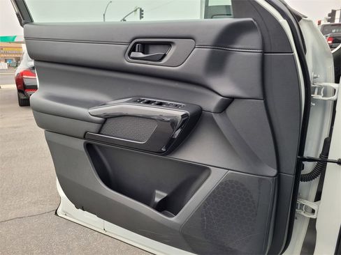 Used 2024 Nissan Pathfinder SV image 25