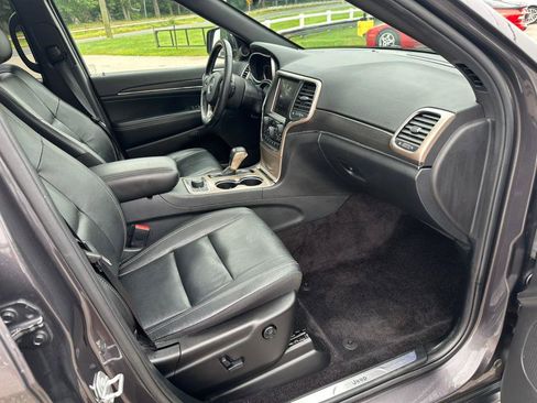 Used 2017 Jeep Grand Cherokee Limited image 13