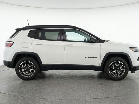 Used 2025 Jeep Compass Trailhawk image 11