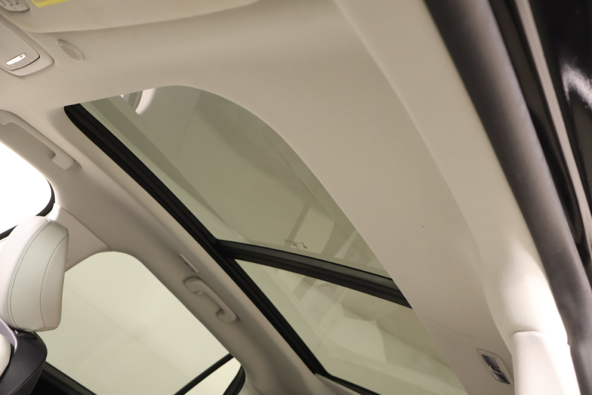 Used 2025 Lincoln Aviator 2WD w/ Jet Appearance Package image 17