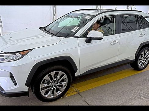 Used 2019 Toyota RAV4 Limited FWD image 7