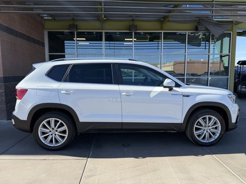 Used 2024 Volkswagen Taos SE w/ Panoramic Sunroof Package image 9