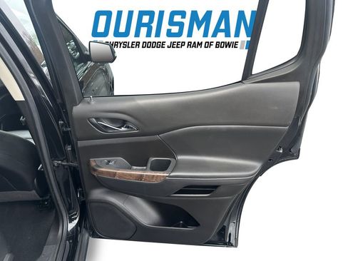 Used 2022 GMC Acadia Denali image 17