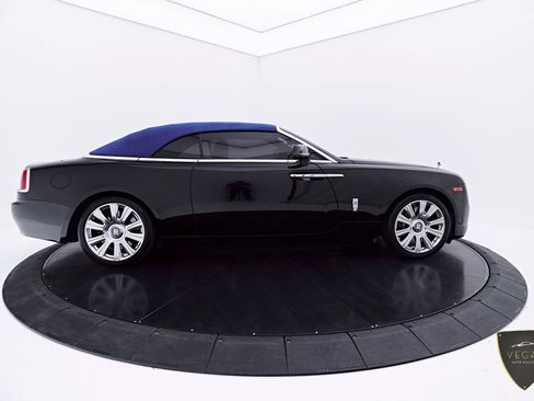Used 2019 Rolls-Royce Dawn RWD image 17