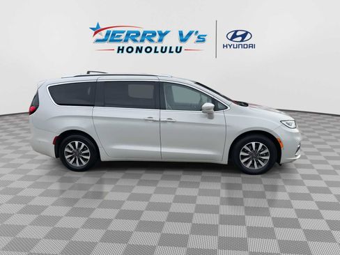 Used 2021 Chrysler Pacifica Touring-L image 9