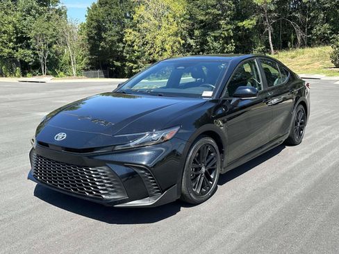 Used 2025 Toyota Camry SE FWD image 3