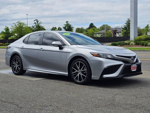 Used 2024 Toyota Camry SE FWD image 3