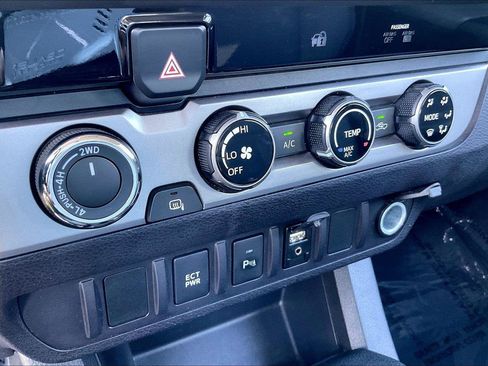 Used 2017 Toyota Tacoma SR5 w/ Tow Package AWD/4WD image 34