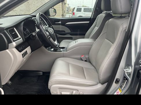 Used 2019 Toyota Highlander XLE AWD/4WD image 2