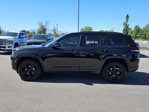 Used 2023 Jeep Grand Cherokee Altitude AWD/4WD image 9