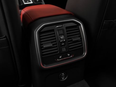 Certified 2026 Porsche Macan AWD/4WD image 44
