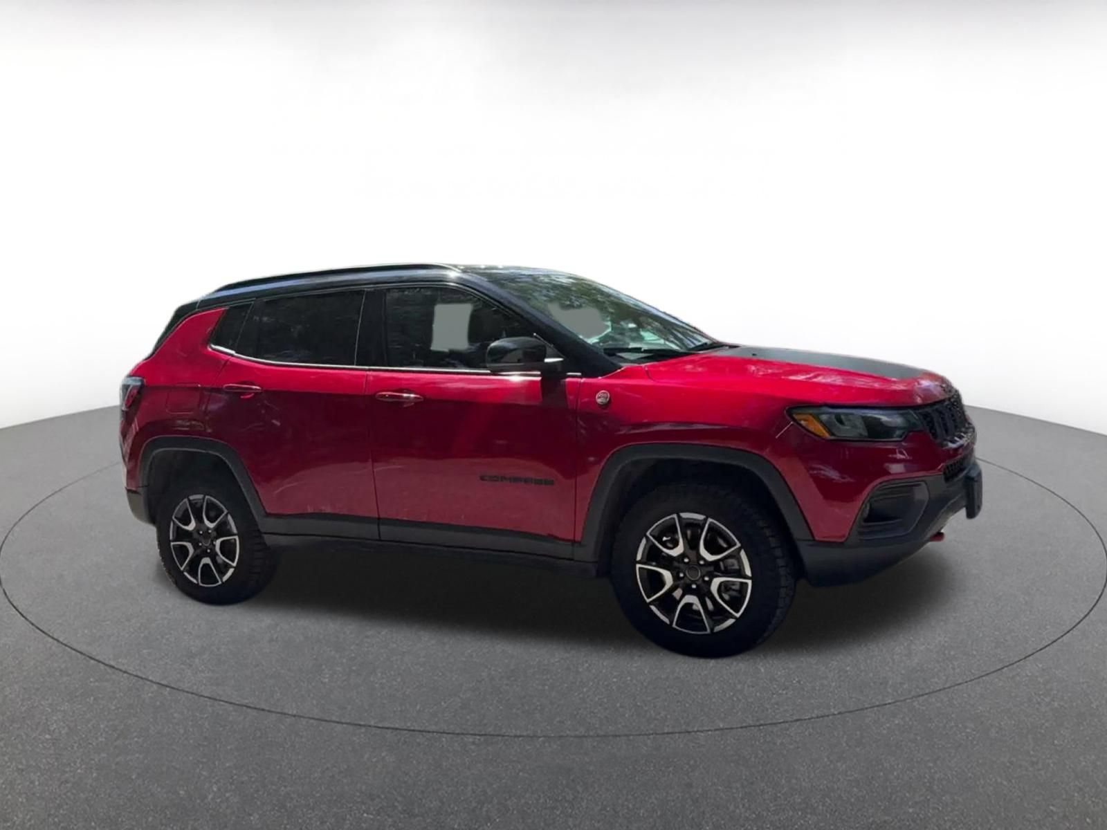 Used 2025 Jeep Compass Trailhawk AWD/4WD image 2